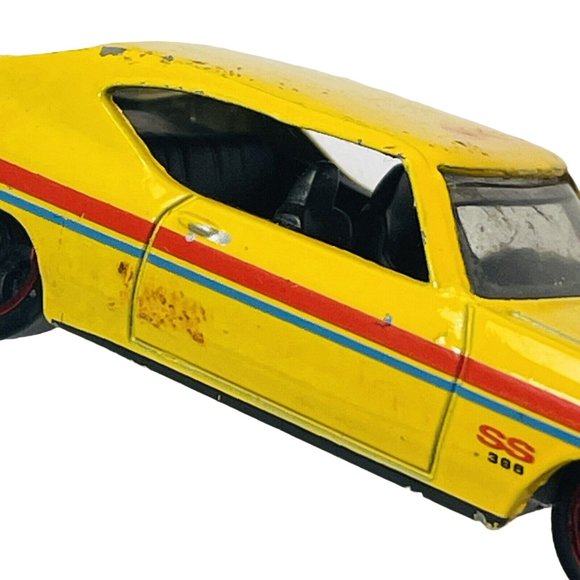 HOT WHEELS MUSCLE 1969 CHEVELLE SS 396 YELLOW Redline On Rims Coupe - Picture 5 of 13